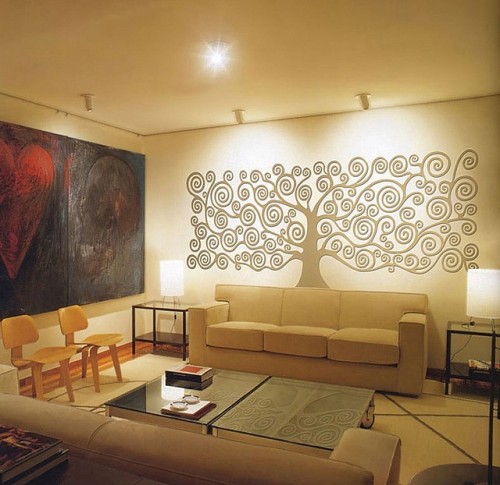 Dekoracja ściany w salonie. Źródło: emebel.pl